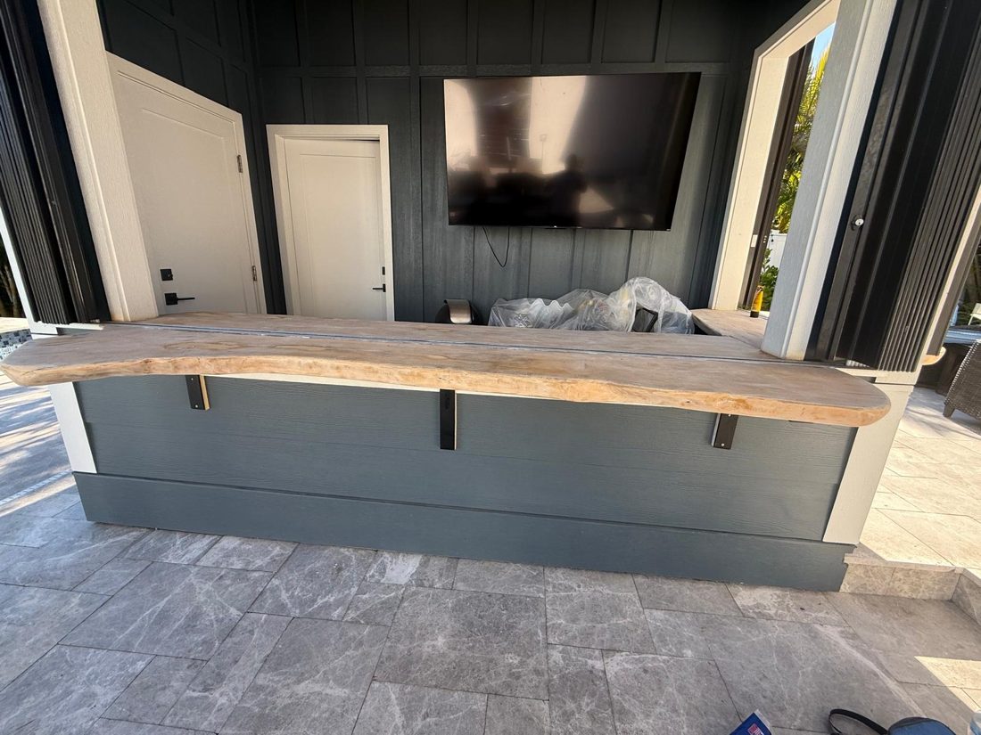 Wood staining, live-edge bar top, the surface before the work started